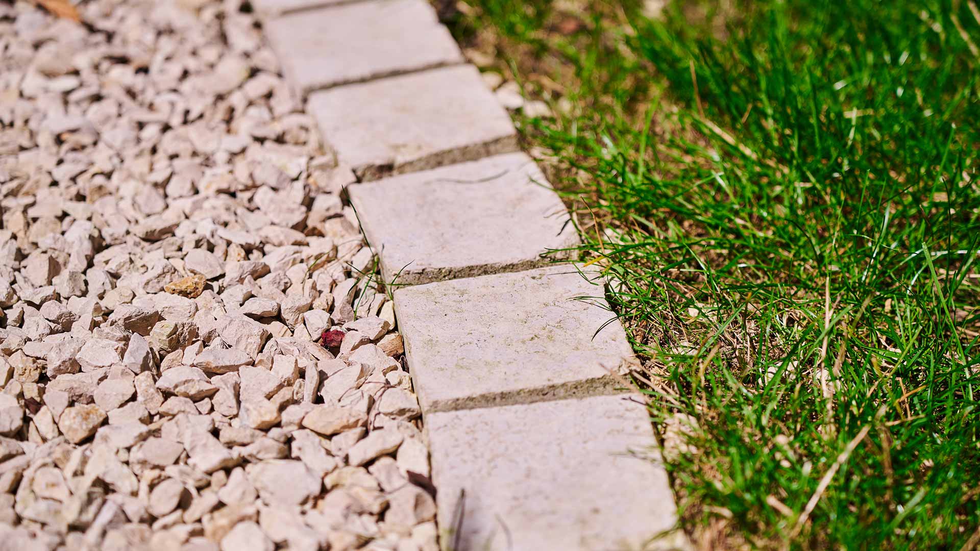 Kleine-Natursteine-setzen-Akzente-im-Garten