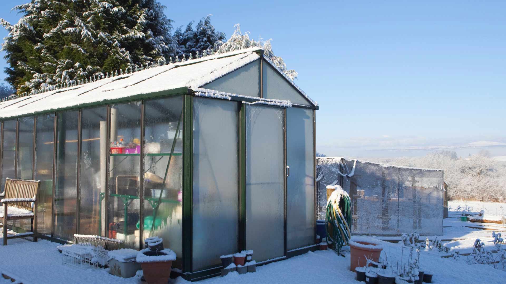 Garten-Gewaechshaeuschen-winterfest-machen