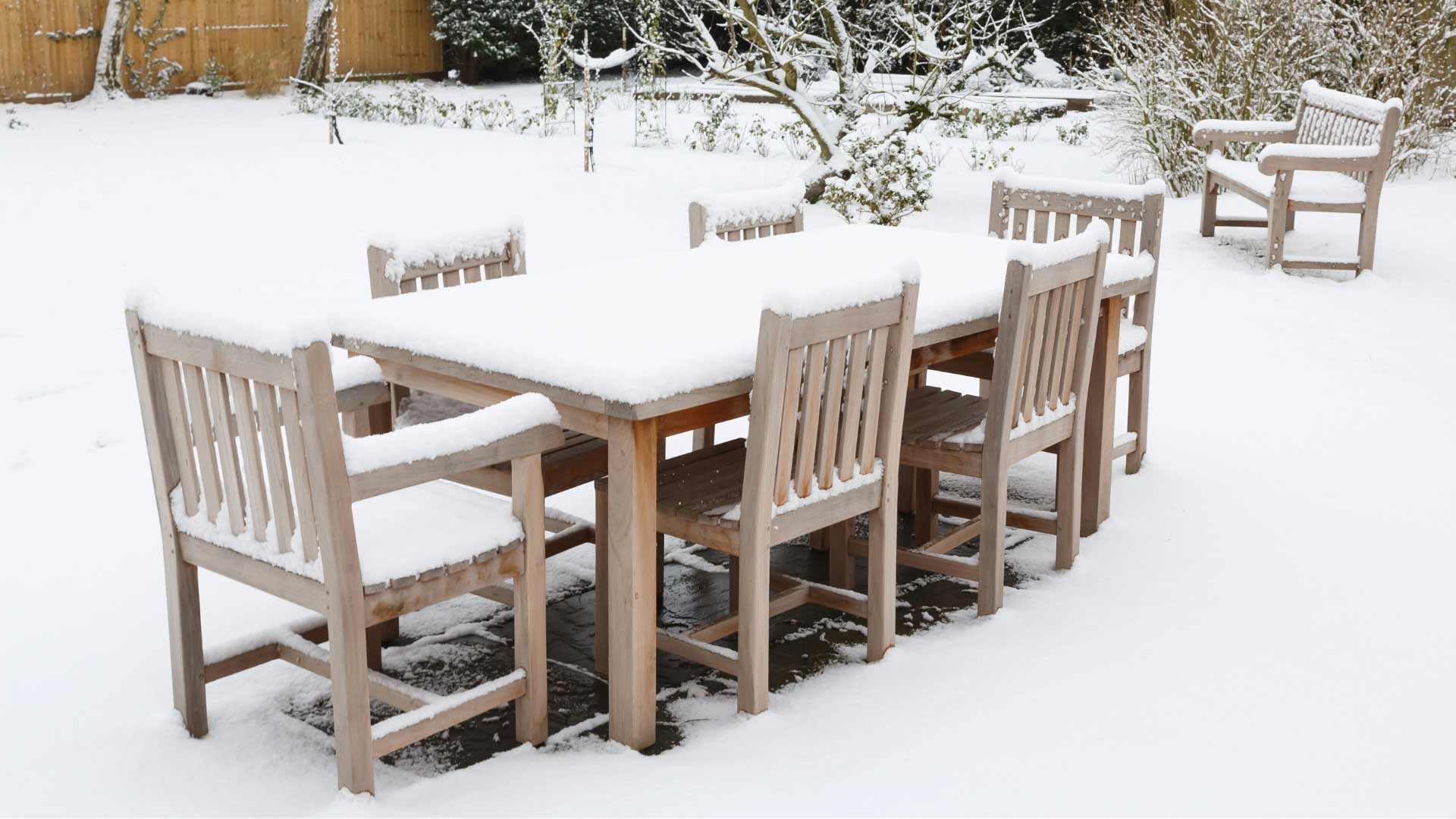 Gartenmoebel-vor-Kaelte-und-Schnee-schuetzen