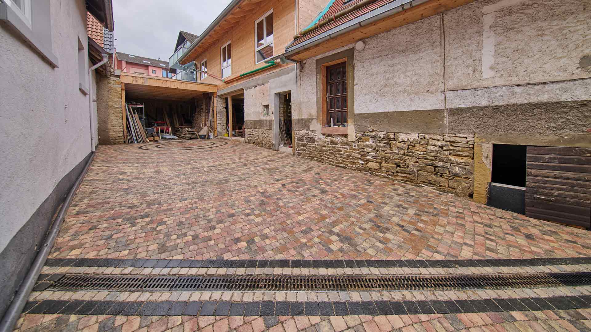 Pflasterarbau-einer-Garagenauffahrt-in-Karlsruhe