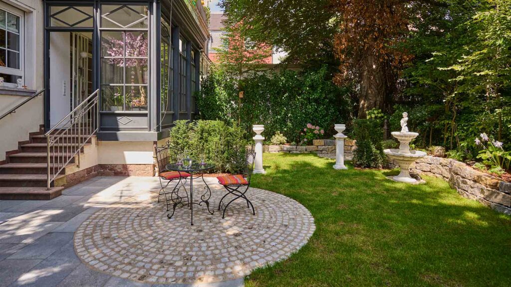 Gartenplanung-in-Karlsruhe-mit-Naturstein