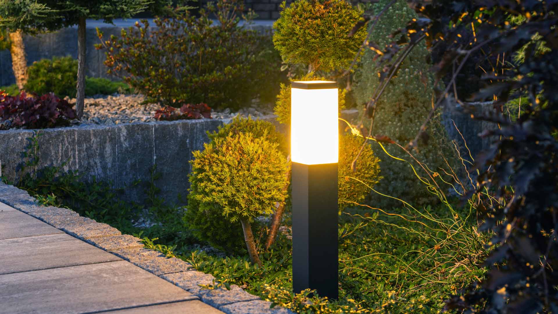 Die-Gartenbeleuchtung-rundet-die-Terrasse-ab