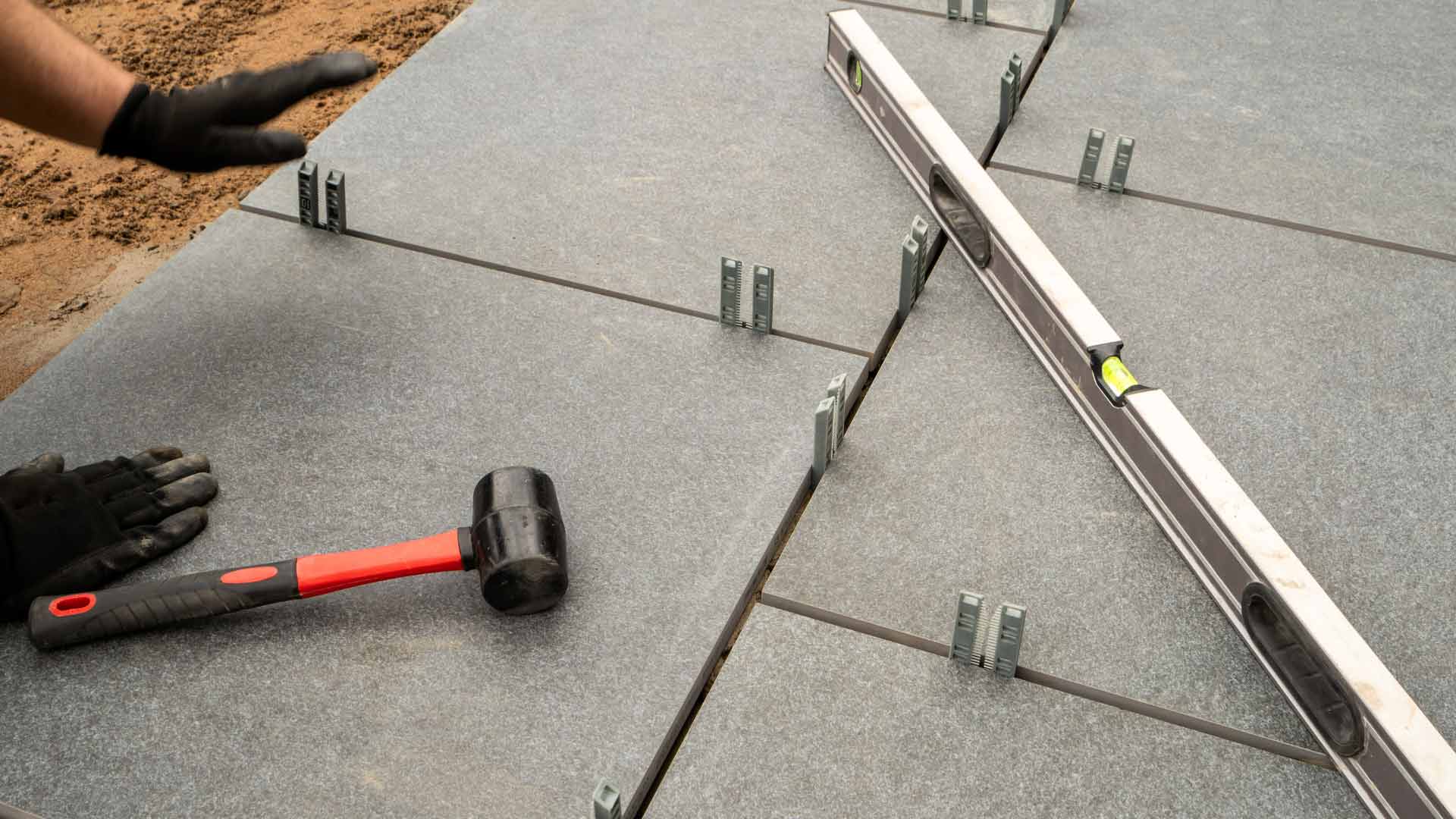 Ob Holz, WPC oder Stein, wir verlegen Ihren Terrassenbelag fachgerecht