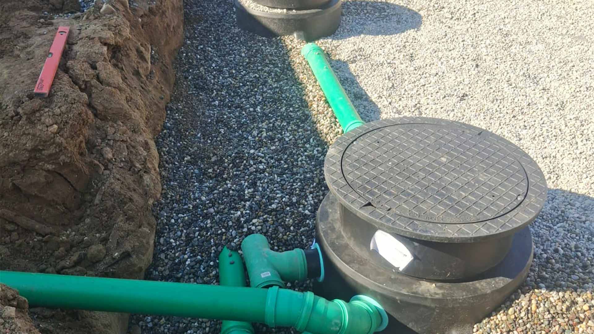 5000-Liter-Flachtank-Zisternen-werden-im-Garten-verbaut