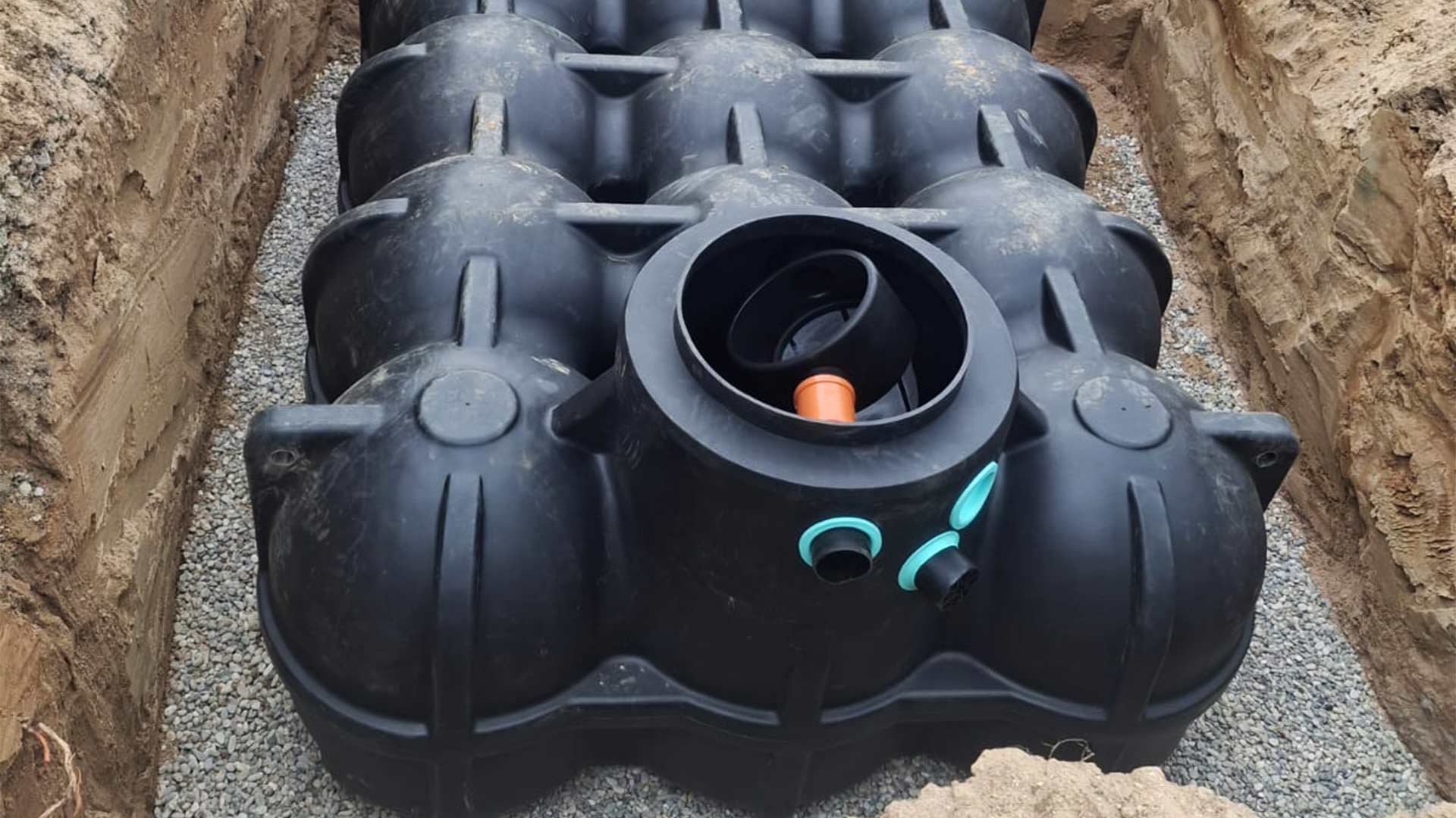 Raumsparende-Kunststoff-Flachtanks-fuer-den-Garten