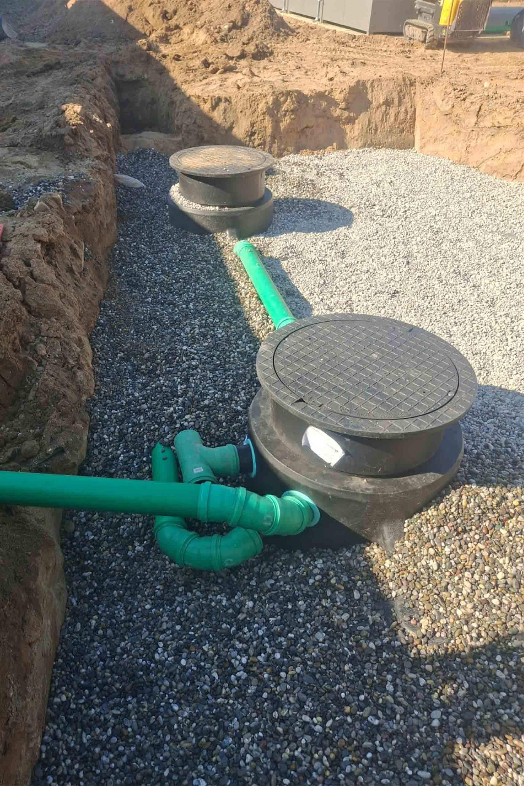 5000-Liter-Flachtank-Zisternen-werden-im-Garten-verbaut